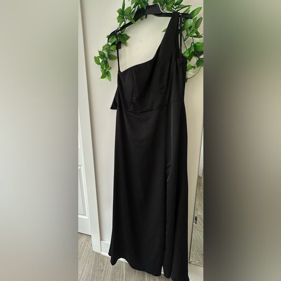 Hayley Paige Occasions Dresses & Skirts - Hayley Paige Occasion dress Black size 14. Only worn twice.